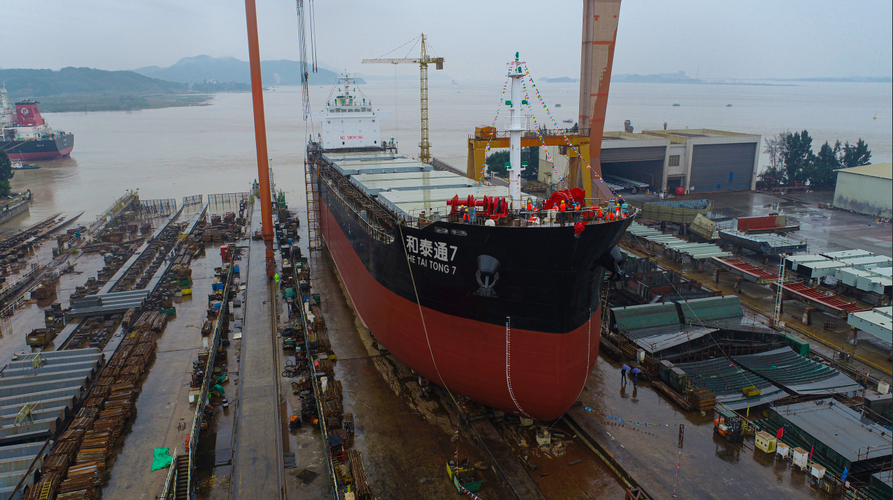 东南造船22500吨散货船下水