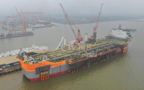 江苏海门:首艘"海上炼油工厂"下水