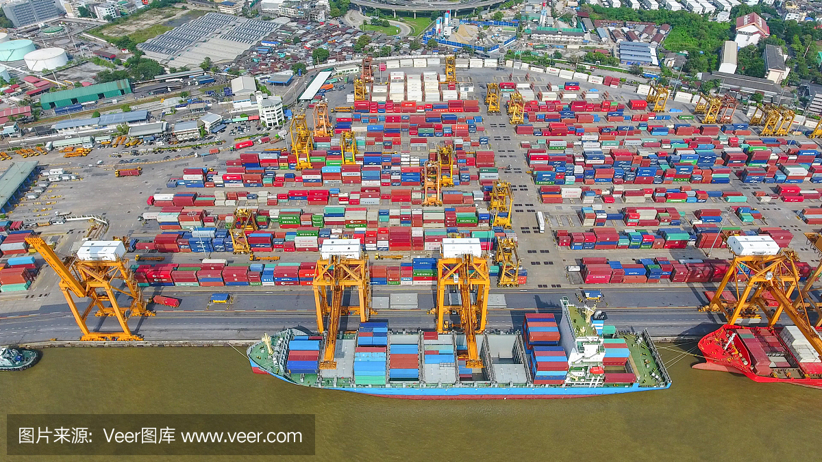 船厂集装箱货轮及货物工作起重机桥的物流运输